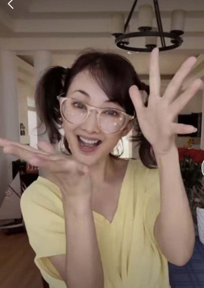 牛莉|牛莉跟素人合影气质好,穿着打扮像个贵妇,47岁一样漂亮!