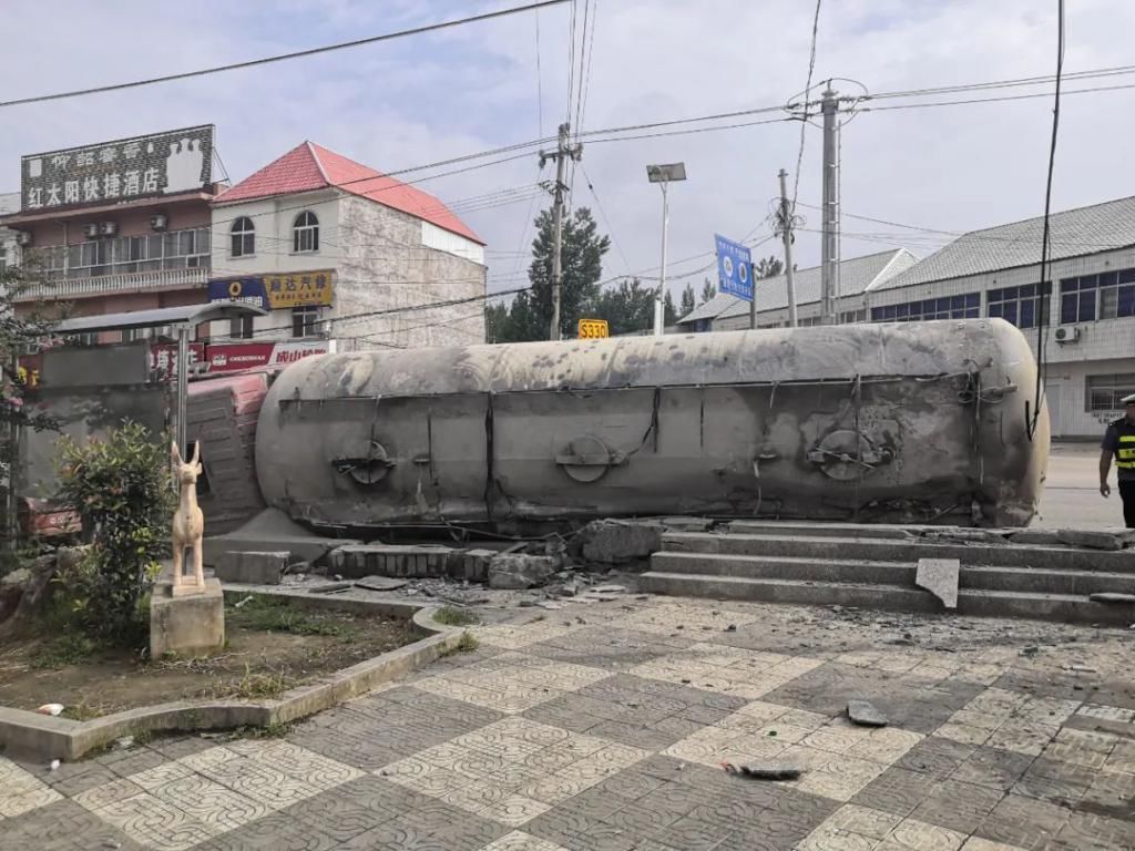  热心群众|突发！事发淅川寺湾，水泥罐车刹车失灵万分危急，司机逼停车辆时发生侧翻！