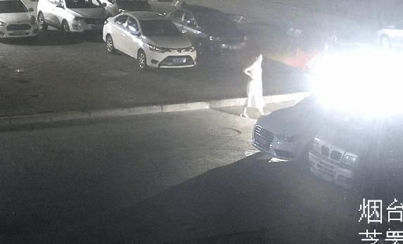 两辆车|宝马“骑”上路牙石车伤了,女司机一怒之下把旁边两辆车全划了