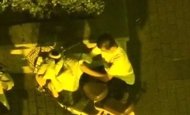 视频|深夜男子借扇子掩护四处溜圈，接下来的行为被视频全记录
