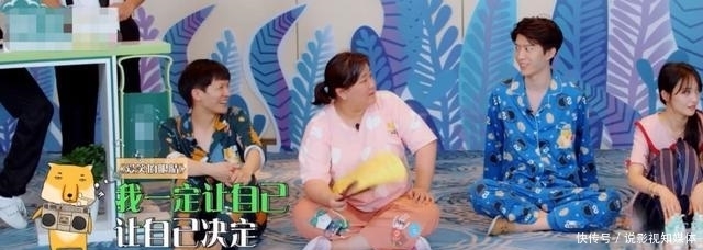 手机|郑爽上节目遭吐槽,玩游戏作弊,喝水作假,即使录节目手机都不离手