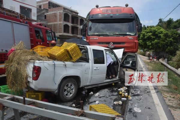  驾驶室|事发容县！皮卡与大货车迎面相撞，司机被困驾驶室当场死亡