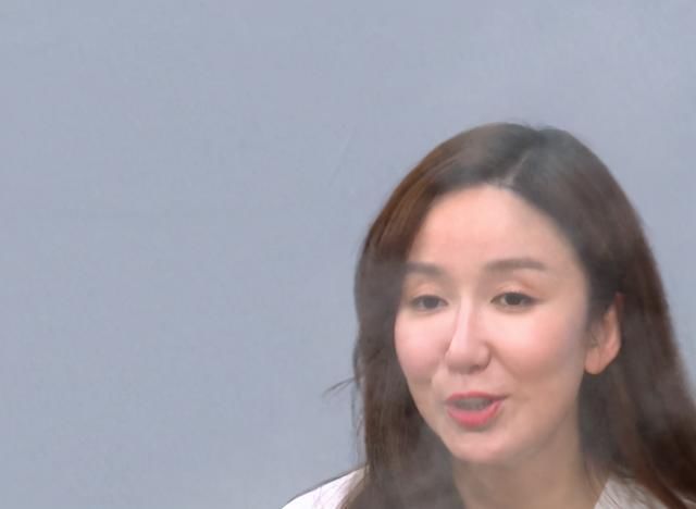  脱妆|娄艺潇大口吃火锅，因蒸汽太大导致脱妆，网友：33岁颜值很真实