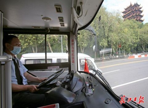 公交10路|公交司机孙洪江国庆当班都会挂上国旗,“让每一位乘客都能看到武汉的美好”