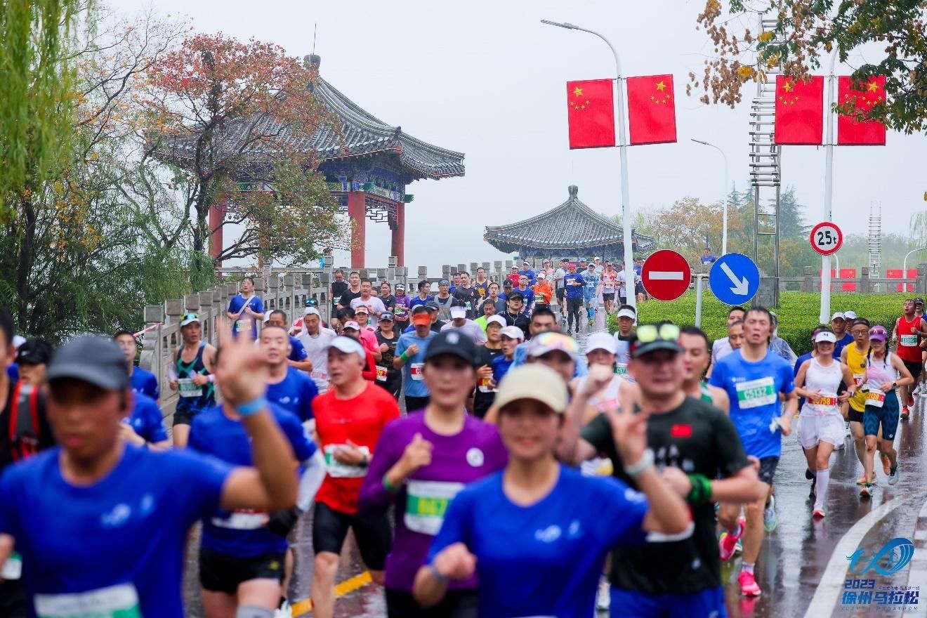三万名跑者齐聚云龙湖畔 2023徐州马拉松鸣枪开跑