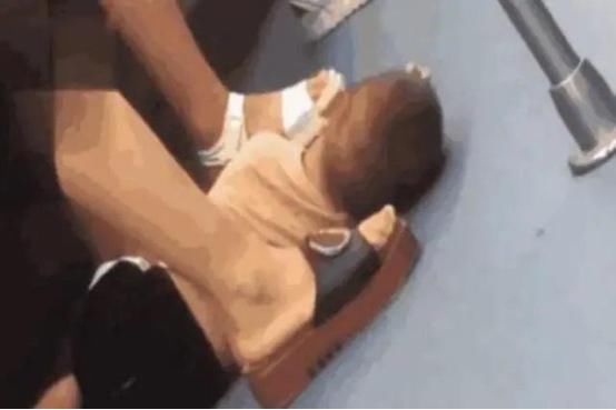 妈妈|地铁上，3岁小男孩睡在妈妈脚下，看清孩子的手后乘客立刻报警