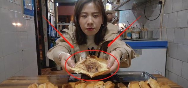  吃播|密子君吃80个“巨型”煎饺, 掰开一看却穿帮, 直接掉粉70万!