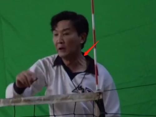 到手|57岁老戏骨太敬业，3秒钟镜头拍摄几十次，发球练到手肿青筋暴起