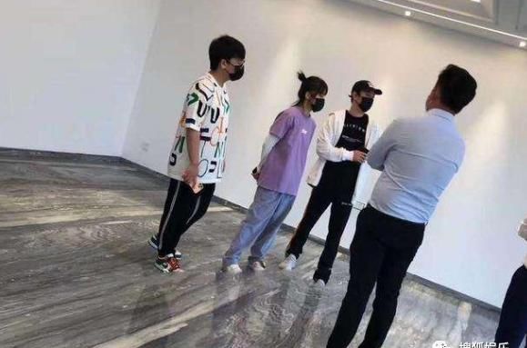  买房|娱乐日报|阿娇酒店发生意外；王思聪疑又带美女买房；吴磊里程遭私生饭盗用？