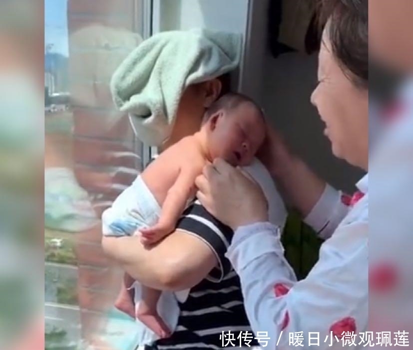 真的|奶奶跟姥姥为给娃去黄疸,晒太阳的姿势火了,网友:真的是太拼了