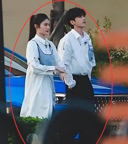 全程|蔡徐坤录制跑男时,全程只拉着一个女生,看清是谁后粉丝彻底酸了