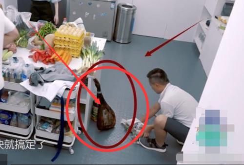  大厨|《中餐厅》林大厨买菜，先垫钱不算啥，当得知他自带火腿，报出价格后，懵了