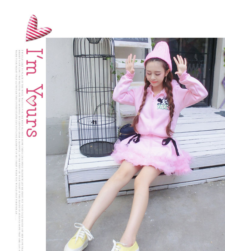  可爱|美女街拍：甜美可爱少女卡通亮片木耳边连帽长袖松紧腰修身连衣裙