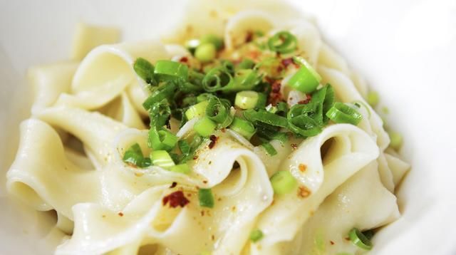  吃饺子|面条这样做，比手擀面劲道，出锅后比吃饺子还香