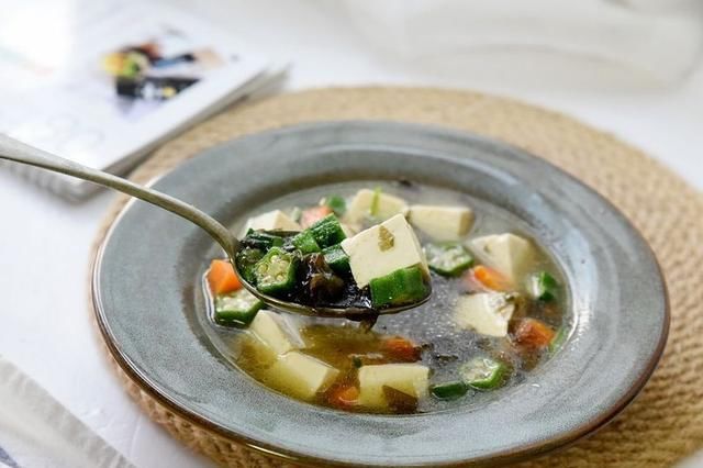 不用|它所含的钙质与牛奶相当,更易被吸收,做成汤,不用淀粉也滑溜