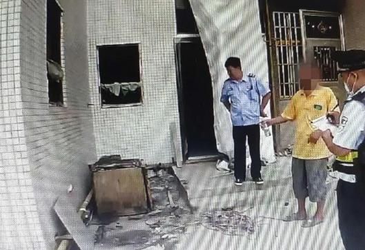  燃气管|小区阳台突然起火，旁边就是燃气管道！楼上女邻居出手了