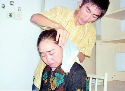  孩子|曾“千里背疯娘”的大学生，32岁获此殊荣，寒门就该出孝子？