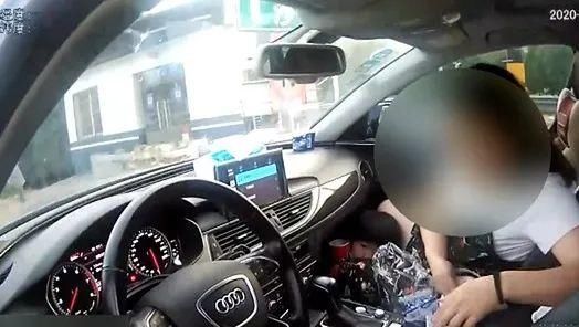 小车|危险！5座小车竟装9人