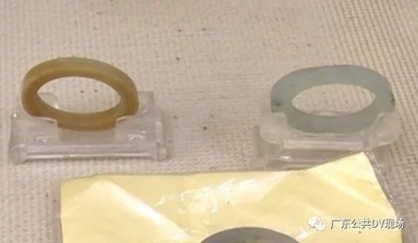  桌子|男孩玉器店内尬舞，将满桌翡翠摔碎在地！价值不菲！老板提出一个请求