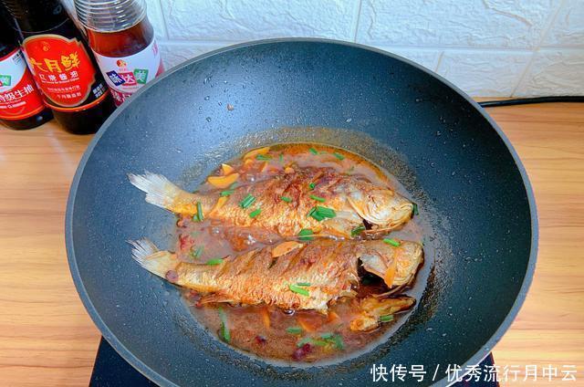 汤汁|小黄鱼这样做最下饭,麻辣鲜香,鲜嫩入味,汤汁拌饭也能多吃两碗