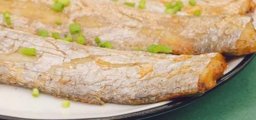  喝啤酒|夏天喝啤酒，试试这道香烤带鱼，鱼肉鲜嫩，比红烧带鱼做法简单