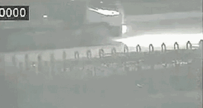  路边店面|凌晨2点上演惊心一幕！车被撞的面目全非