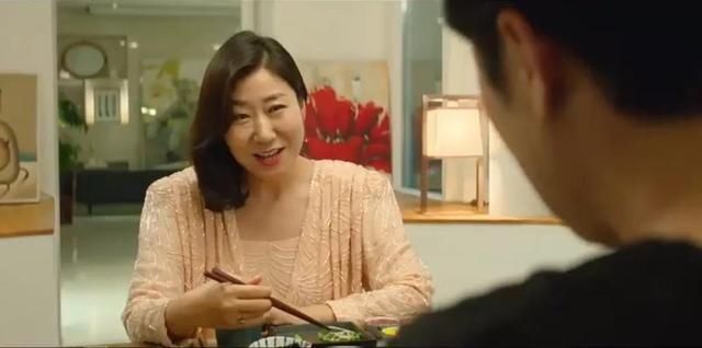  电影|罗美兰新片上映，双门洞豹子女士变身国会议员，遭神秘诅咒