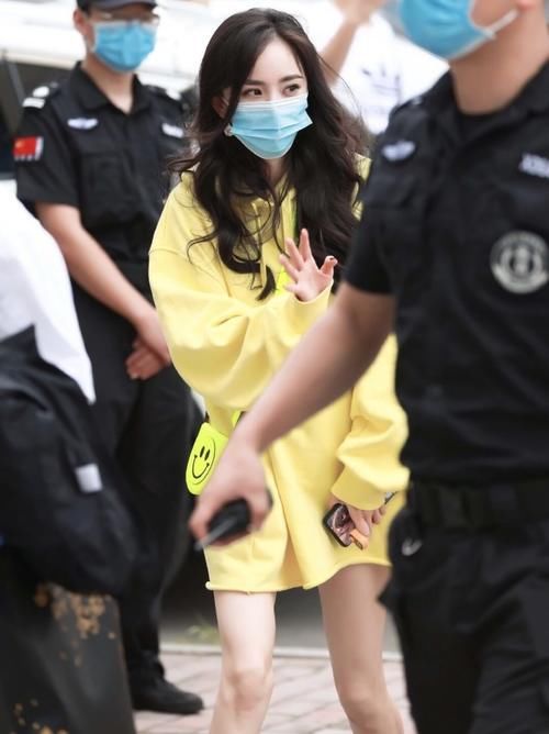  造型|赵丽颖《中餐厅》路透，穿t恤配牛仔裤清新少女，笑脸包撞款杨幂