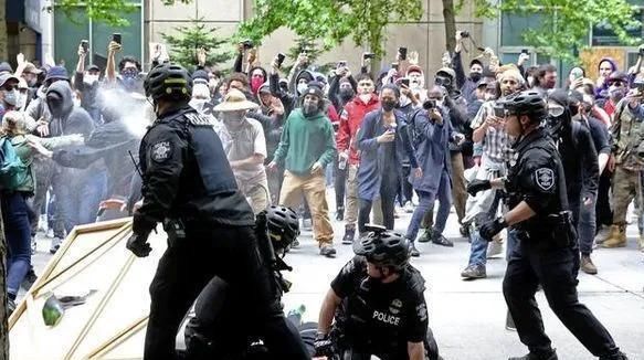 火光冲天|美国多地再发暴乱,5000抗议者冲破法院围栏,火光冲天