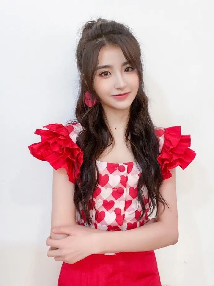  西装|金子涵真的壮吗？看她穿西装的效果就知道了，比例不要太完美