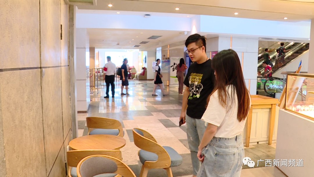 归还|南宁一女子两分钟内在店主眼皮下顺走一个包，失主：主动归还，不追究