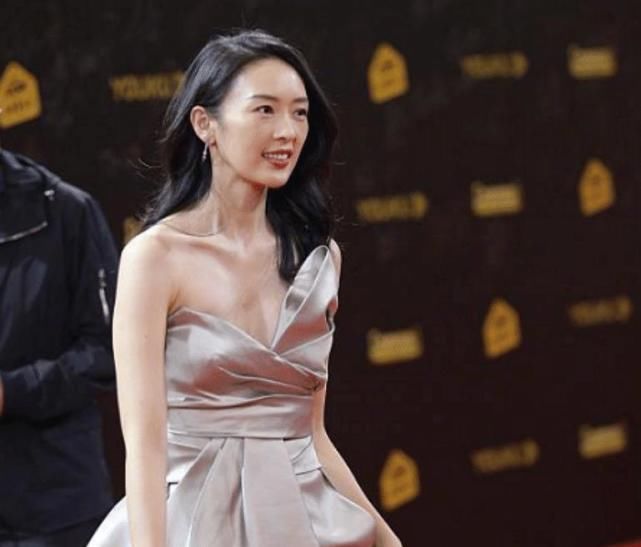 飞天奖|孙俪亮相飞天奖典礼：服装随意像女仆，化妆也遮不住沉重的眼袋