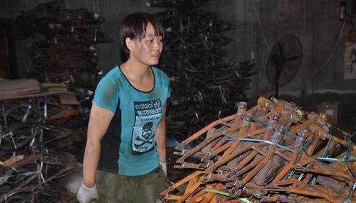  百万富翁|河北男子5年间从百万富翁到负债累累 母亲坟前他长跪不起