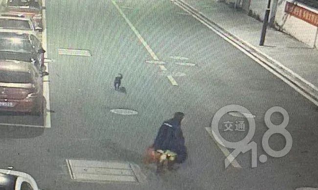  蓝某|杭州一男子为了下酒菜，换上雨衣把手伸进了......