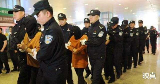 电话卡|男子通过“网购”一年赚80万,警方上门缴获50台手机,百张电话卡