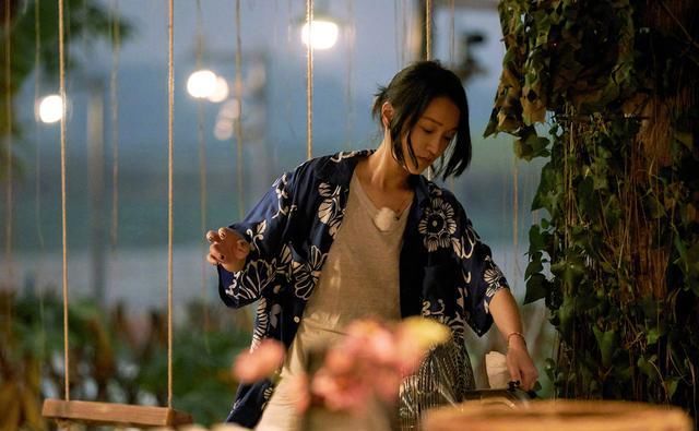  女士|周迅首封惊世而来，黑白大片难掩出尘姿容，网友：热心市民周女士