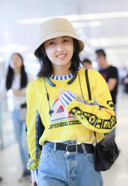  一旁|《向往的生活》私服大放送，网友：还是黄磊一旁的她最亮眼