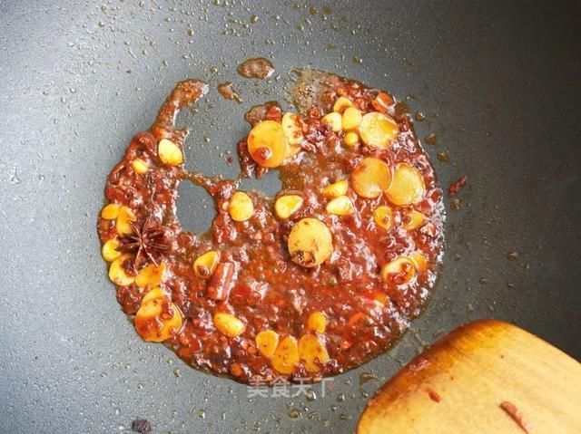 切成|这样做鸡爪真的太好吃了,越吃越上头!你们一定要试试看!