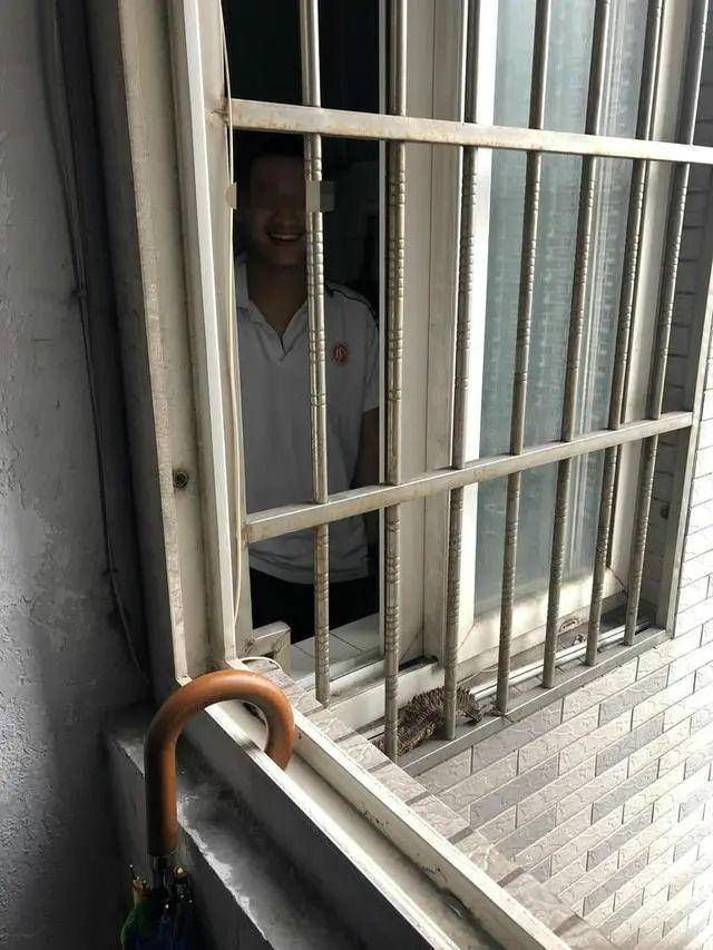 交警|母亲把高考女儿送错考点当场痛哭 现场执勤交警赶紧上前安抚