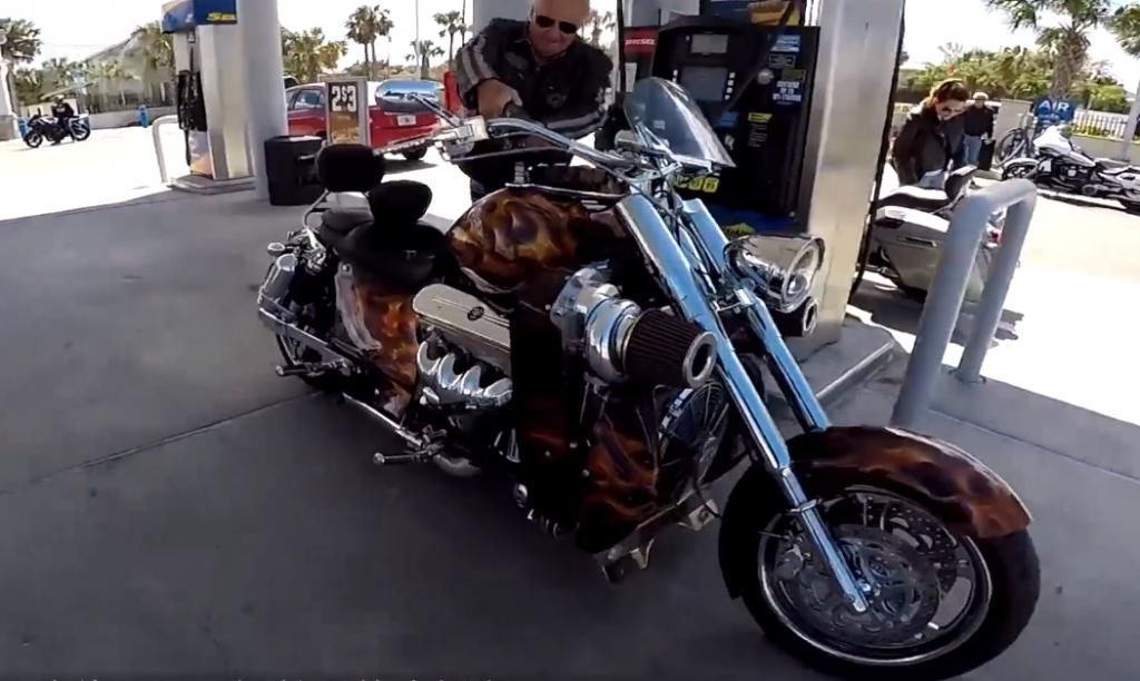  看点|加油站巧遇一台8缸摩托车，马力1200匹，车漆颜色很有看点