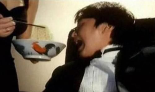  筷子|佘诗曼晒午餐肥肠面，轻咬筷子笑容甜美，经典公鸡碗太抢镜！