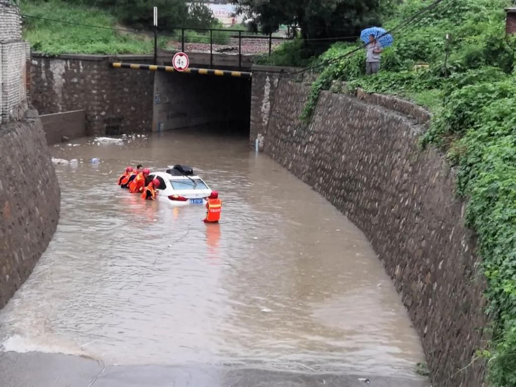 积水|小轿车涉水被困地道桥 消防提示:下雨天千万别做这件事儿……