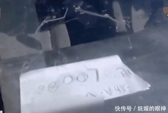  说自己没|男子商场违停，挪车未果被保安打断牙，保安：他电话写的10086！