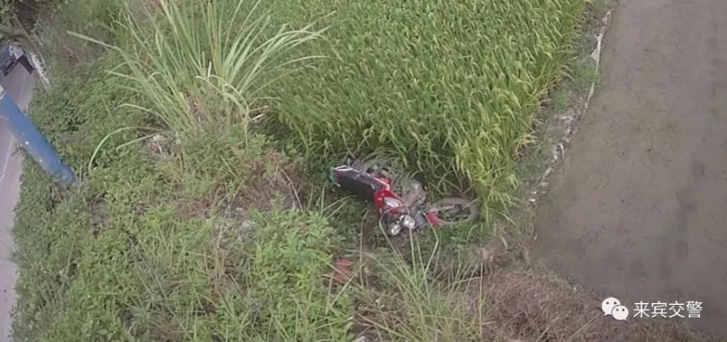  推下|路遇交警，忻城“小机灵”为何立马将车推下路基？