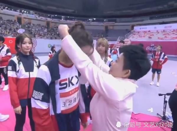  少女|出道内定，让杨迪道歉，甩脸邓丽萍，开撕何洛洛的硬糖少女到底是什么样