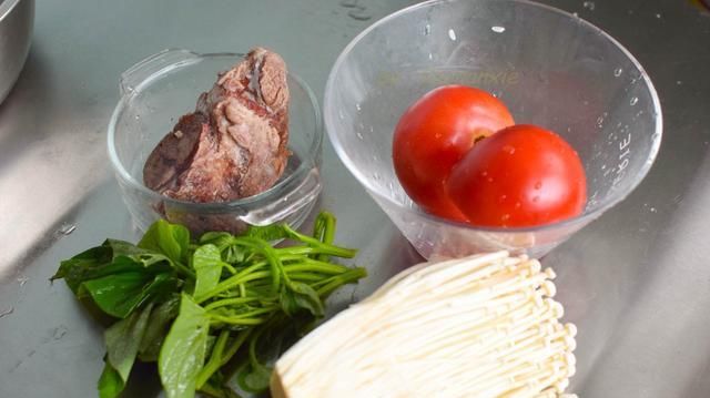  煮汤|用牛肉煮汤，这方法最简单，切切煮煮就做好，咸鲜开胃适合夏天