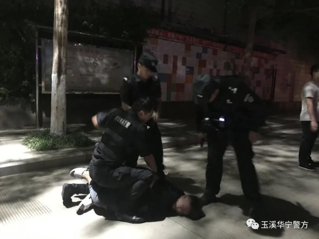 懂得|借着酒劲耍疯、挑衅特警 结果你懂得。。。