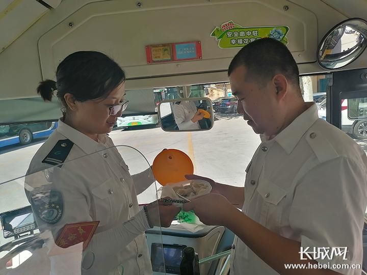 七夕节|七夕节的公交夫妻:15年来每天只有十几分钟“二人世界”