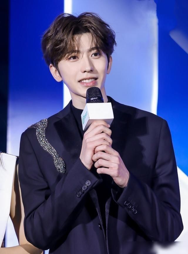  虞书欣|这名《青你2》学生添加了黑色材料，并被曝光是三个真正的锤子