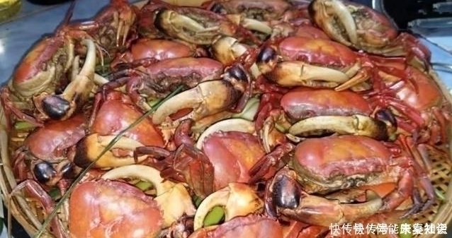 挑担|大娘挑担卖“它”,8元一只没人买,我300全包了,掰开后很惊喜